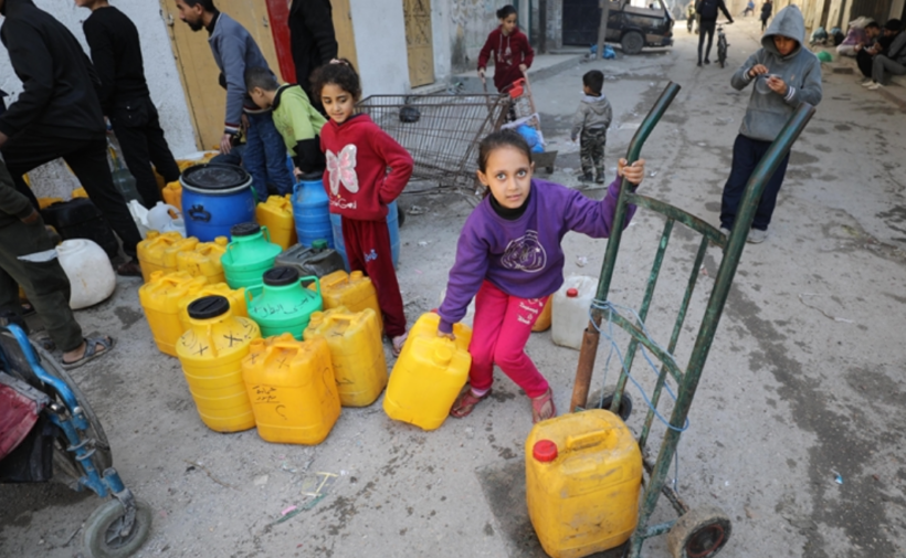 Palestinezët që presin në radhë: Mungesa e ujit në Gaza nën sulmin izraelit