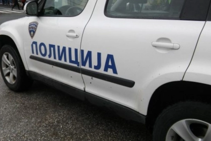 Një grua nga Ohri ra nga kati i tretë i ndërtesës, arrestohen dy persona