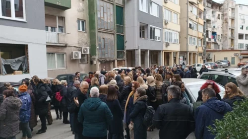 (VIDEO) Të punësuarit e fondit shëndetësor në grevë, qytetarët të revoltuar