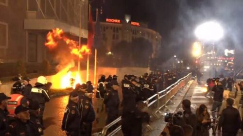 Mbyllet protesta e opozitës në Shqipëri, goditet sërish me molotov Kryeministria