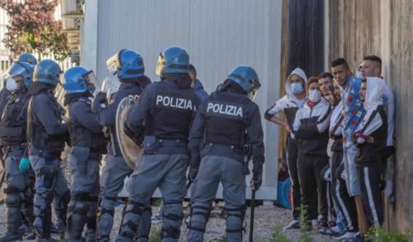 I riu vetëvritet në qendrën e riatdhesimeve në Romë, emigrantët përleshen me policinë