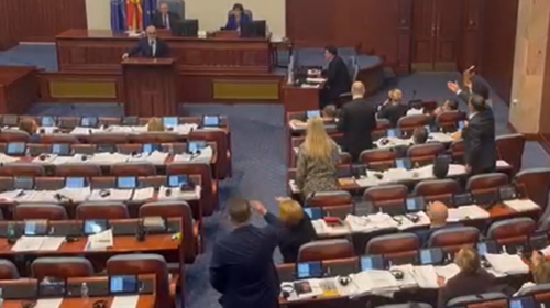 Rrëmujë në Kuvend pasi Milloshoski e quan kryeministrin Talat Ajnshtajn Xhaferi