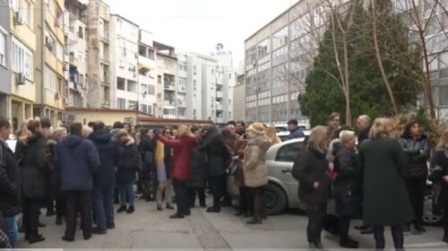 (VIDEO) Sindikalistët e Fondit Shëndetësor paralajmërojnë grevë nëse u ulen pagat