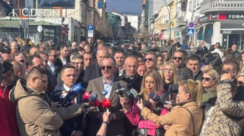 (VIDEO) Arben Taravari shpalli kandidaturën për president