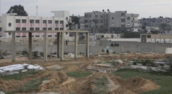 Ushtria izraelite tërhiqet nga brenda spitalit Nasser, por vazhdon ta mbajë atë nën rrethim