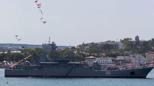 Ukraina thotë se goditi dy anije detare ruse në Krime