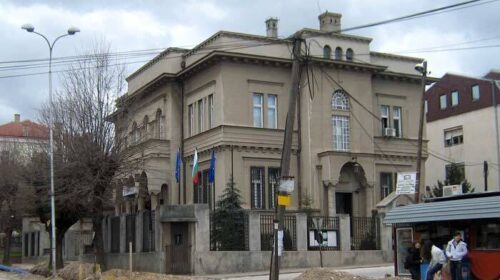 Një pastruese në Konsullatën e Bullgarisë ka intervistuar kandidatë për shtetësi bullgare