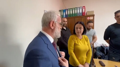 (VIDEO) Ministri i VMRO-së ironizon kryeministrin: Mund të ndihmosh personalisht në fotografimin e qytetarëve për dokumente!