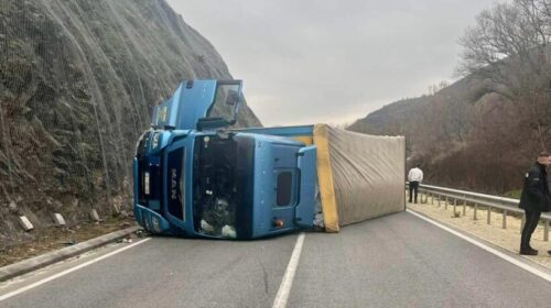 Rrokulliset një kamion në rrugën Shkup – Bllacë, bllokohet rruga