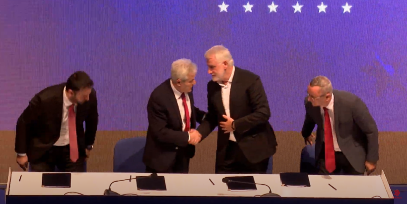 (VIDEO) Ahmeti dhe Thaçi shtrëngojnë duart, bashkë në zgjedhje
