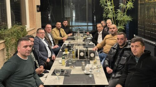 Arben Taravari në iftar me shokë dhe miq që rikthehen në ASH