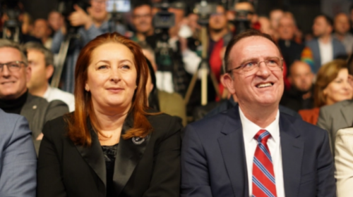 Arben Taravari për 8 Mars shpërndan mesazhin e gruas së tij