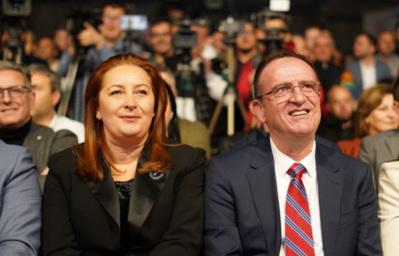 Arben Taravari për 8 Mars shpërndan mesazhin e gruas së tij