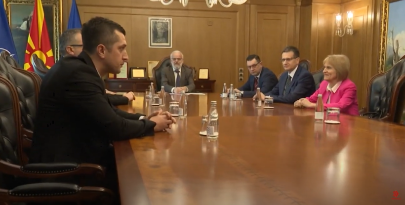 (VIDEO) Takohet kryeministri me kreun e KSHZ-së, bisedojnë për zgjedhjet e dyfishta