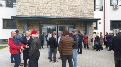 (VIDEO) Protestë e pesë sindikatave të universiteteve publike, kërkojnë rritje pagash si “Shën Kirilli”