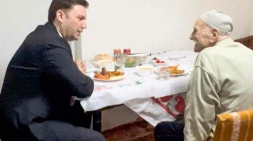 (VIDEO) Bujar Osmani sonte bëri iftar me fqiun e tij 105 vjeç