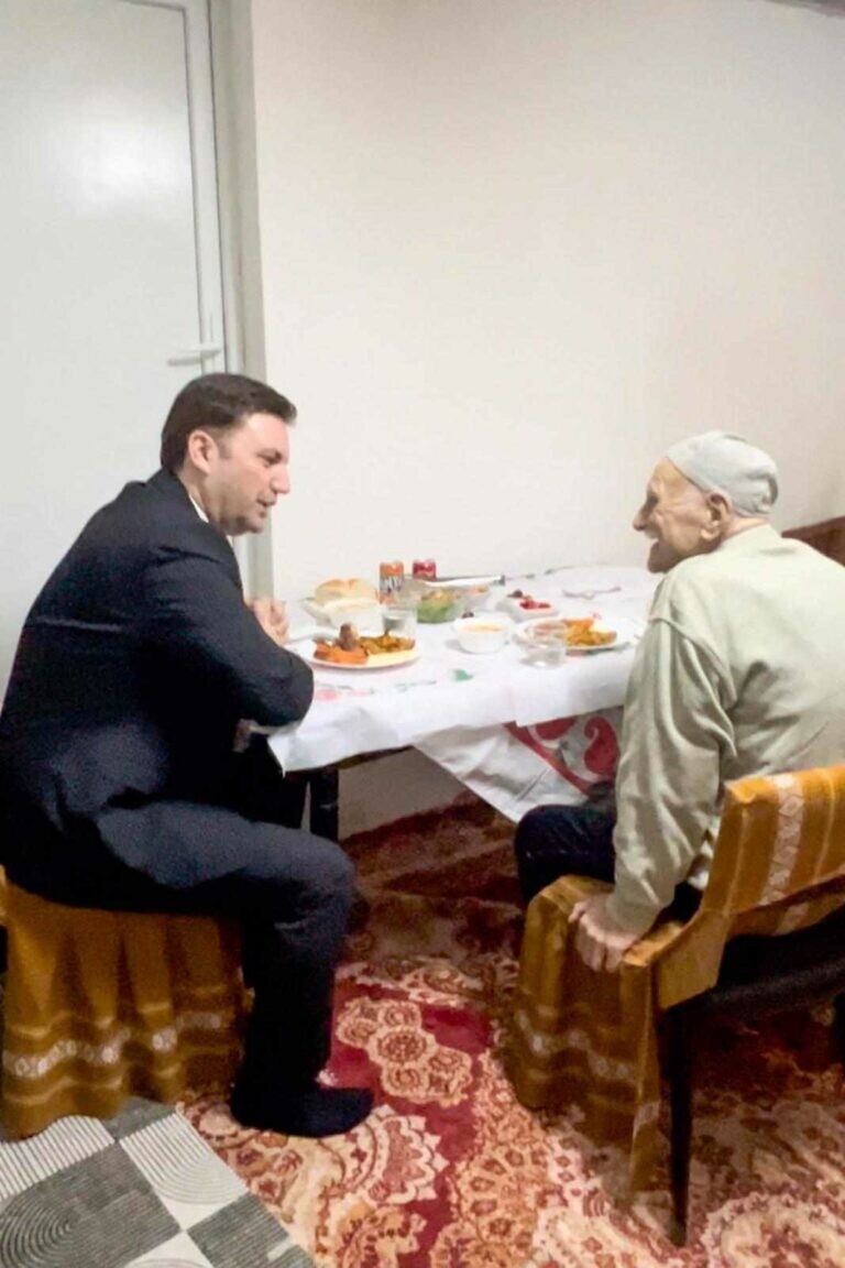 (VIDEO) Bujar Osmani sonte bëri iftar me fqiun e tij 105 vjeç