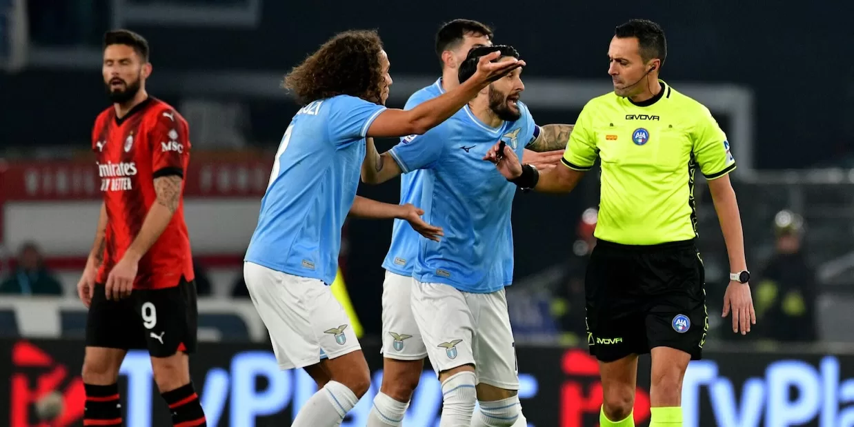 Tre kartonë të kuq në ndeshjen Lazio-Milan, në Itali dënojnë arbitrin Di Bello