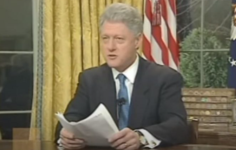 Momenti kur Bill Clinton dha urdhër për nisjen e bomardimeve të NATO-s mbi ushtrinë dhe policinë serbe (VIDEO)
