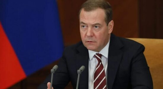 Medvedev: Armët e NATO-s do të goditen në çdo vend nga ku mund të sulmohet Rusia