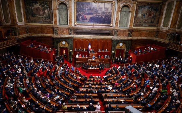 Franca shpall abortin të drejtë kushtetuese, ligji miratohet me shumicë dërrmuese