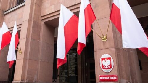 Polonia merr masa drastike në politikën e jashtme, kryeministri tërheq nga detyra 50 ambasadorë