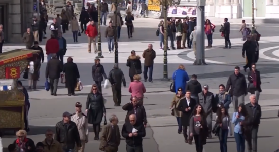 (VIDEO) Një e treta e qytetarëve duan të largohen nga vendi, kryesisht të moshës 40 – 49 vjeç