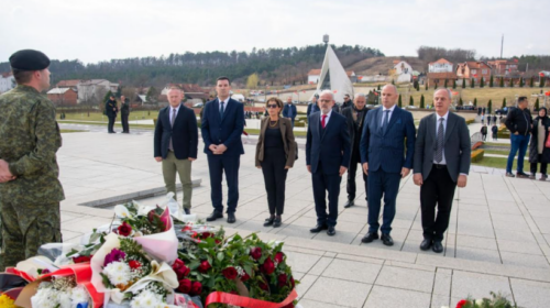 Kryeministri Xhaferi e vizitoi Qendrën Memoriale në Prekaz