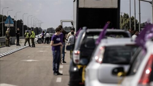 Policia izraelite bllokon autokolonën e ndihmës në Gaza të organizuar nga aktivistë