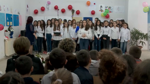 (VIDEO) Politikanët urojnë 7 Marsin, ditën e mësuesit