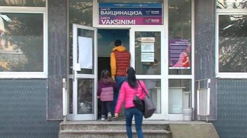 (VIDEO) Nga e hëna fëmijët me tre doza vaksine do të shkojnë në kopshte