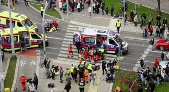 Shoferi përplas 17 këmbësorë me makinë në Poloni