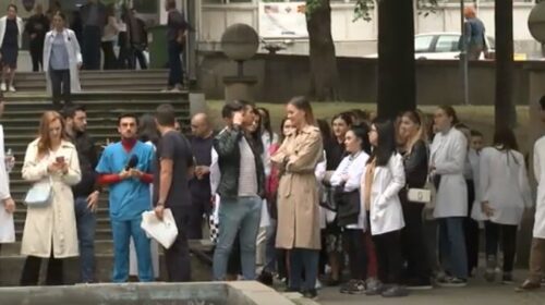 (VIDEO) Vazhdon greva e specializantëve privat