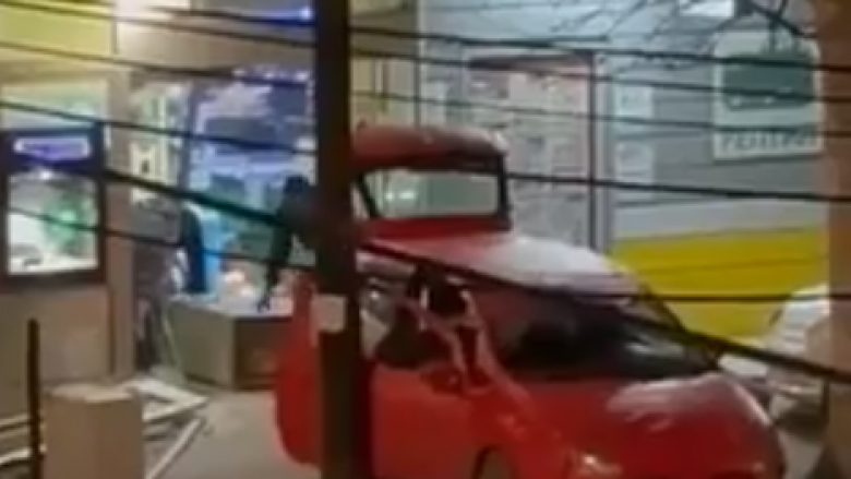 (VIDEO) Tre persona grabisin një market në Shkup, marrin me vete kasafortën