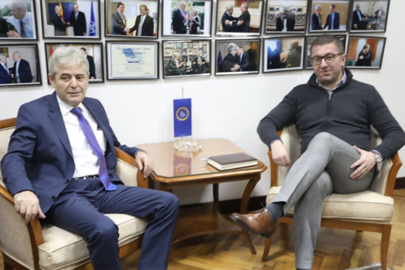 (VIDEO) Mickoski e Ahmeti vazhdojnë përplasjet verbale