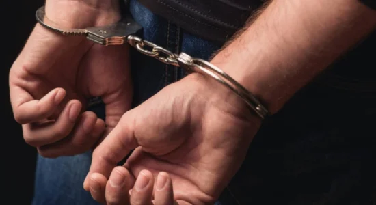 Shtetasi i Gjermanisë arrestohet dhe dëbohet nga RMV-ja për shpalosje të flamurit të “Shqipërisë së Madhe”