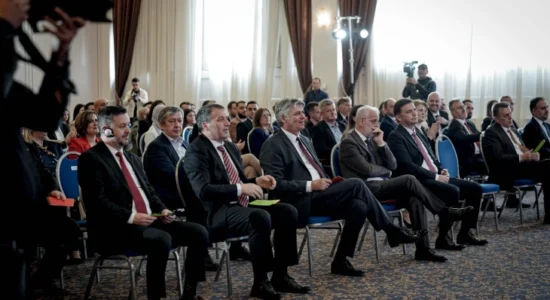 (VIDEO) Fronti Europian zgjodhi presidentin dhe kryeparlamentarin në një seancë të improvizuar