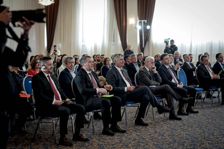  VIDEO  Fronti Europian zgjodhi presidentin dhe kryeparlamentarin në një seancë të improvizuar