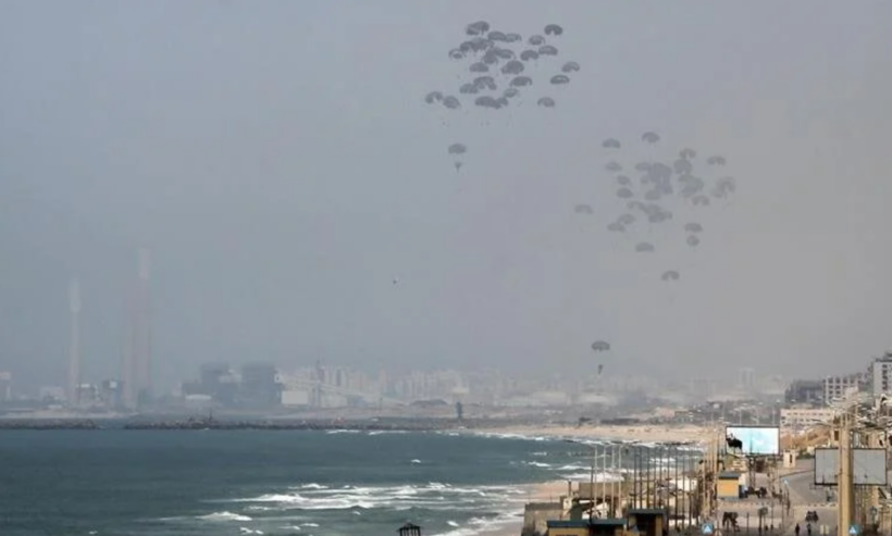 SHBA lëshon ndihma nga ajri në veri të Gazës