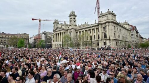 “Orban jep dorëheqjen”, protestë masive në Budapest, dhjetëra mijëra njerëz marshojnë drejt Parlamentit