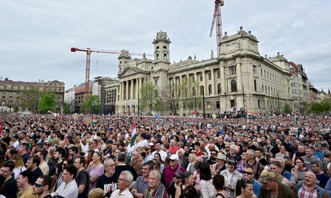 “Orban jep dorëheqjen”, protestë masive në Budapest, dhjetëra mijëra njerëz marshojnë drejt Parlamentit