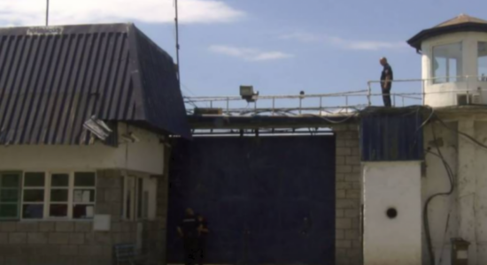 Tentoi të fuste drogë në burgun e Idrizovës, Prokuroria nisi hetim ndaj një 25 vjeçareje