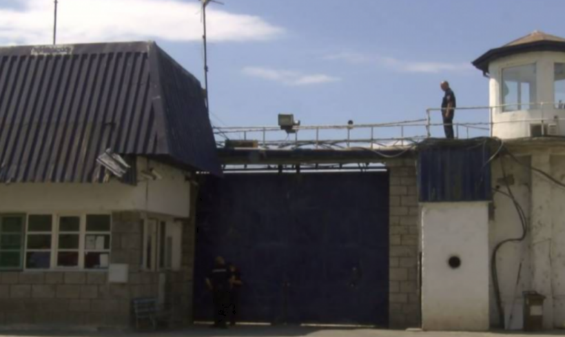 (VIDEO) Bastisje në burgun e Idrizovës, gjenden armë të ftohta dhe lëndë narkotike