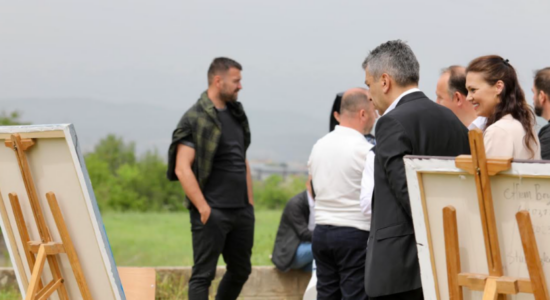 Izet Mexhiti takoi artistët në Akuaduktin e Shkupit