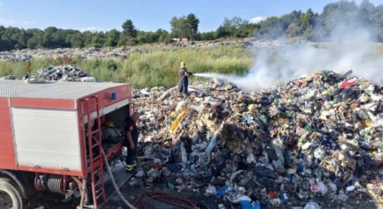 QMK: Dy deponi janë djegur në 24 orët e fundit, një në Strugë dhe një në Tetovë