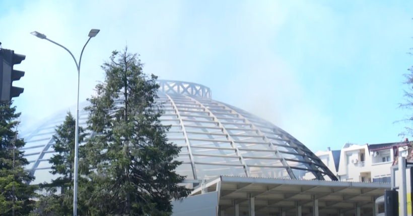 (VIDEO) Lirohen tre personat që u ndaluan si të dyshuar për zjarrin në Sallën Universale