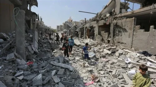 Të paktën 10 të vrarë në një sulm ajror të Izraelit në kampin e refugjatëve në Gaza