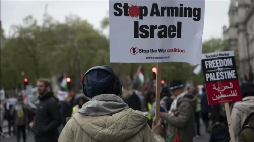 Mijëra protestues vërshojnë rrugët e Londrës kundër sulmeve izraelite në Gaza
