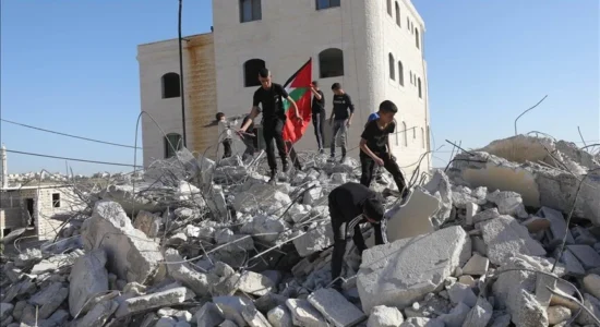 Ushtarët izraelitë rrënuan shtëpitë e 2 të burgosurve palestinezë në Bregun Perëndimor