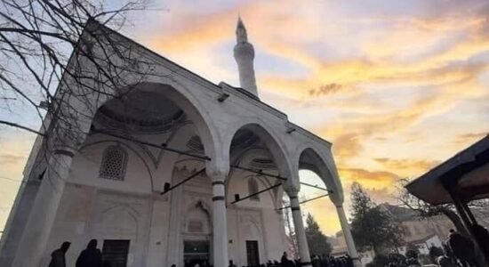 Partitë politike në Maqedoni urojnë besimtarët muslimanë për festën e Bajramit